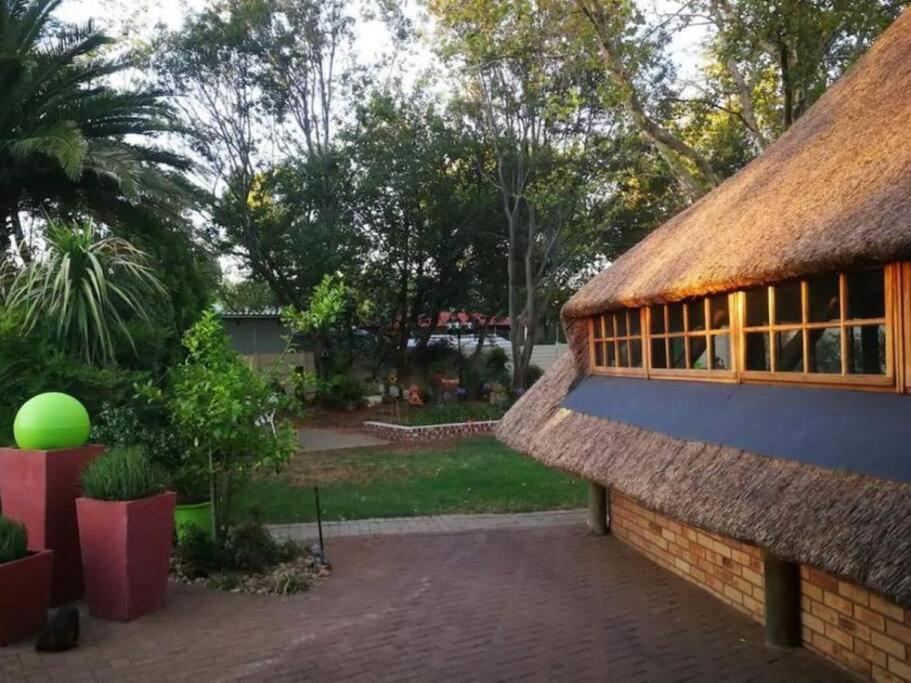 Chic Breeze Hotel Bloemfontein Exterior photo